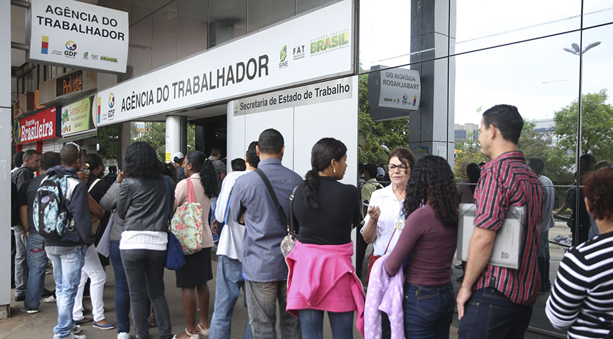 Desemprego recua para 11,2% e carteira assinada cresce no tri encerrado em janeiro